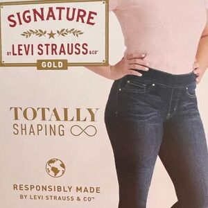 NEW WITH TAGS! Signature by Levi Strauss
Totally Shaping Pull-On Skinny Jeans